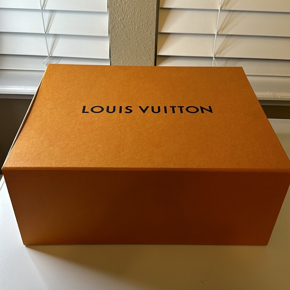 LOUIS VUITTON LV MOCCASINS - Picture 7 of 8